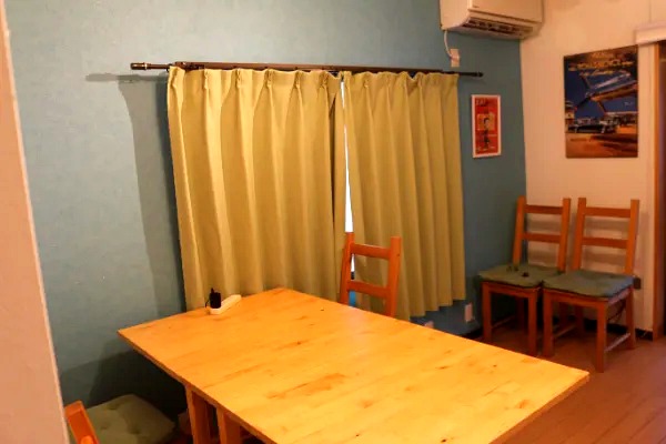 English Station café room